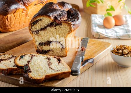 Cozonac ou Kozunak, est un type de Stollen, ou pain doux levain, traditionnel à la Roumanie et à la Bulgarie. Banque D'Images