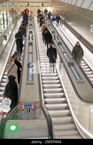 Personnes les passagers montent sur des escaliers roulants depuis le niveau de la plate-forme à la station de métro Elizabeth Line à Londres Angleterre Royaume-Uni 2022 KATHY DEWITT Banque D'Images