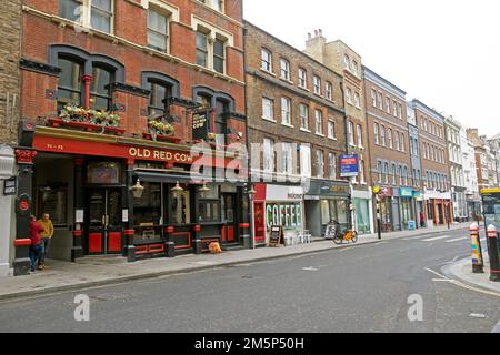 Old Red Cow pub panneau extérieur bâtiments et magasins le long de long Lane près de Smithfeld Market dans l'est de Londres Angleterre EC1 Royaume-Uni KATHY DEWITT Banque D'Images