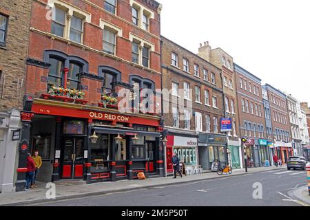 Old Red Cow pub panneau extérieur bâtiments et magasins le long de long Lane près de Smithfeld Market dans l'est de Londres Angleterre EC1 Royaume-Uni KATHY DEWITT Banque D'Images