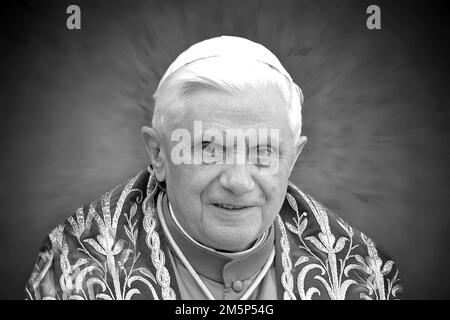 Freising, Allemagne. 30th décembre 2022. PHOTOMONTAGE : le pape Benoît XVI très malade. PHOTO D'ARCHIVE; Pape Benoît XVI.Portrait, visite en Bavière à Freising, 14.09.2006 ? Credit: dpa/Alay Live News Banque D'Images