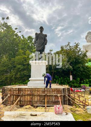 Khao Tut, Phuket, Thaïlande, travailleurs thaïlandais, travail sur le chantier de construction, Temple bouddhiste, Statue, 'Big Buddha' Roi 'Rama V' Statue, installation, art extérieur Banque D'Images