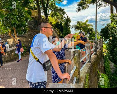 Khao Tut, Phuket, Thaïlande, touristes chinois, personnes pointant, Visite de l'île tropicale Banque D'Images