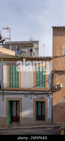 Felanitx, Espagne ; décembre 30 2022 : architecture typique de la ville majorquine de Felanitx au lever du soleil. Île de Majorque, Espagne Banque D'Images