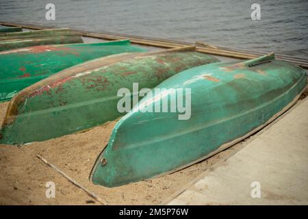 Les vieux bateaux sont rentournés sur la rive. Station de bateau. Les bateaux s'assèchent. Transport d'eau. Banque D'Images