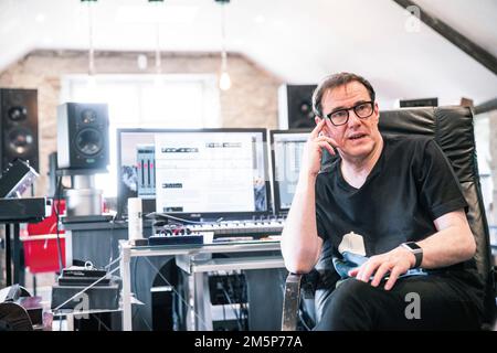 Stephen Morris, de la New Order and Joy Division, a photographié dans son studio près de Macclesfield. Banque D'Images