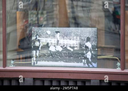 Un diaporama d'images du footballeur Pele joue dans la fenêtre de l'ambassade du Brésil à Londres à la suite de la mort du trois fois vainqueur de la coupe du monde jeudi à Sao Paulo.Date de la photo : vendredi 30 décembre 2022. Banque D'Images