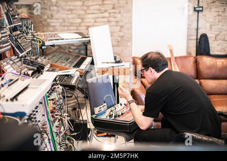 Stephen Morris, de la New Order and Joy Division, a photographié dans son studio près de Macclesfield. Banque D'Images