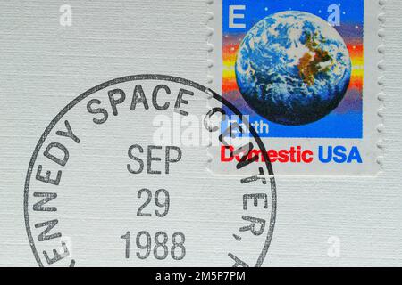 Un gros plan d'un timbre daté du 29th septembre 1988 du Centre spatial Kennedy sur la date de lancement de la navette spatiale Discovery Banque D'Images