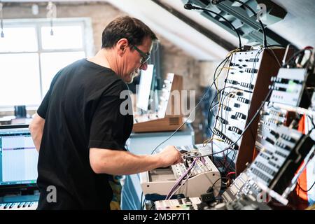 Stephen Morris, de la New Order and Joy Division, a photographié dans son studio près de Macclesfield. Banque D'Images