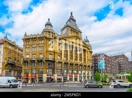 Budapest, Hongrie. Vue de face sur le magnifique vieux bâtiment du Palais Anker dans le centre-ville Banque D'Images