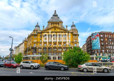 Budapest, Hongrie. Vue de face sur le magnifique vieux bâtiment du Palais Anker dans le centre-ville Banque D'Images