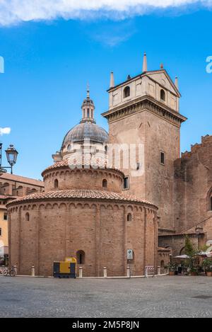 Mantoue, vue sur la plus ancienne église de Mantoue - le Rotondo di San Lorenzo - et l'arrière de la tour de l'horloge médiévale, Piazza Concordia, Italie Banque D'Images