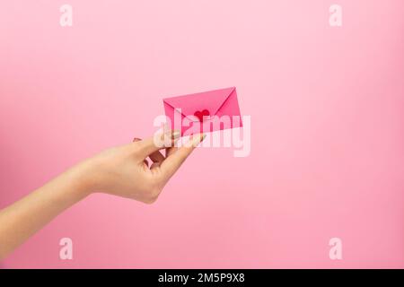 fille tenant lettre avec coeur Banque D'Images