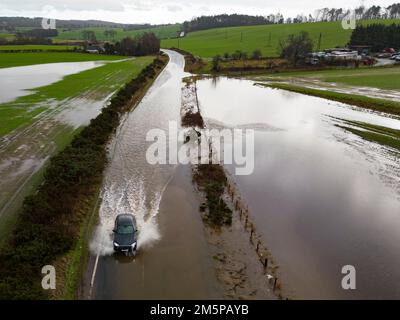 Alva, Écosse, Royaume-Uni. 30th décembre 2022. Fermeture de la route d’Alva en raison d’inondations. Le chemin King O’Muirs de B9140 à Alva a été fermé en raison d’inondations. Malgré la fermeture, des véhicules ont été conduits à travers les eaux d'inondation. Iain Masterton/Alay Live News Banque D'Images