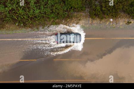 Alva, Écosse, Royaume-Uni. 30th décembre 2022. Fermeture de la route d’Alva en raison d’inondations. Le chemin King O’Muirs de B9140 à Alva a été fermé en raison d’inondations. Malgré la fermeture, des véhicules ont été conduits à travers les eaux d'inondation. Iain Masterton/Alay Live News Banque D'Images