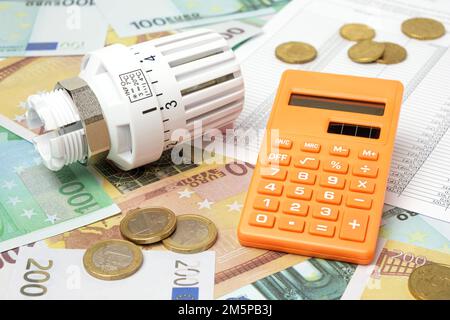 Tête de vanne thermostatique, calculateur sur le fond des billets en euros. Augmentation de la consommation. Coût de l'électricité, concept d'énergie. Hausse des prix. Cri de chauffage Banque D'Images