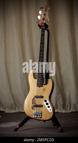 Réplique de Norman Watt-Roy 1962 Shoreline Gold Fender Jazz Bass Backstage au festival Rock Against cancer, Wiltshire. Banque D'Images