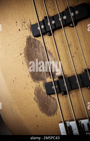 Réplique de Norman Watt-Roy 1962 Shoreline Gold Fender Jazz Bass Backstage au festival Rock Against cancer, Wiltshire. Banque D'Images