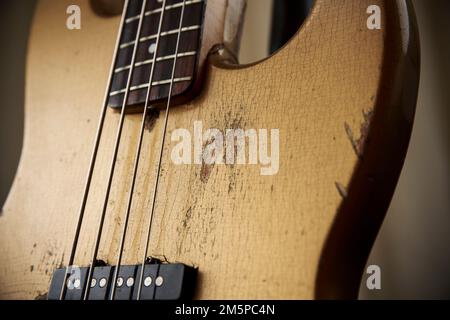 Réplique de Norman Watt-Roy 1962 Shoreline Gold Fender Jazz Bass Backstage au festival Rock Against cancer, Wiltshire. Banque D'Images