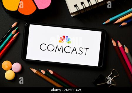 Pologne. 17th décembre 2022. Sur cette photo, un logo Comcast apparaît sur un smartphone. (Credit image: © Mateusz Slodkowski/SOPA Images via ZUMA Press Wire) Banque D'Images