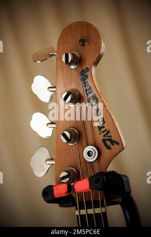 Réplique de Norman Watt-Roy 1962 Shoreline Gold Fender Jazz Bass Backstage au festival Rock Against cancer, Wiltshire. Banque D'Images