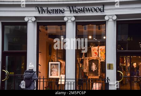 Londres, Royaume-Uni. 30th décembre 2022. Une personne lit l'hommage rendu au magasin phare Vivienne Westwood à conduit Street, Mayfair, alors que le couturier et l'icône punk meurent à l'âge de 81 ans. Credit: Vuk Valcic/Alamy Live News Banque D'Images