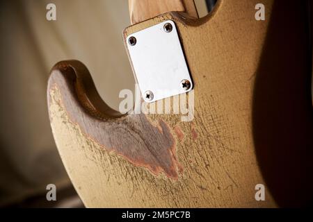 Réplique de Norman Watt-Roy 1962 Shoreline Gold Fender Jazz Bass Backstage au festival Rock Against cancer, Wiltshire. Banque D'Images