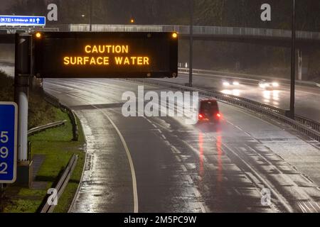 Forte pluie et avertissement météo sur le M8 à Glasgow. Un avertissement météorologique ambre de fortes pluies a été émis pour une partie de l'Écosse, alors que le met Office a déclaré que le cyclone mortel qui a provoqué une chute de température aux États-Unis provoque maintenant des conditions météorologiques humides et venteuses au Royaume-Uni. Date de la photo: Vendredi 30 décembre 2022. Banque D'Images