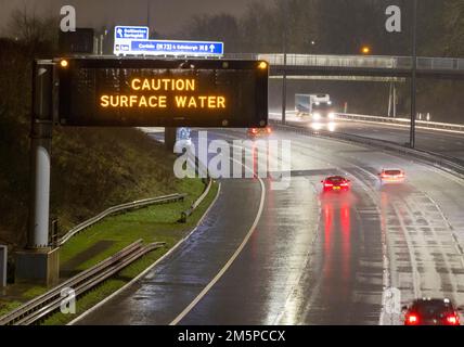 Forte pluie et avertissement météo sur le M8 à Glasgow. Un avertissement météorologique ambre de fortes pluies a été émis pour une partie de l'Écosse, alors que le met Office a déclaré que le cyclone mortel qui a provoqué une chute de température aux États-Unis provoque maintenant des conditions météorologiques humides et venteuses au Royaume-Uni. Date de la photo: Vendredi 30 décembre 2022. Banque D'Images