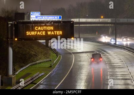 Forte pluie et avertissement météo sur le M8 à Glasgow. Un avertissement météorologique ambre de fortes pluies a été émis pour une partie de l'Écosse, alors que le met Office a déclaré que le cyclone mortel qui a provoqué une chute de température aux États-Unis provoque maintenant des conditions météorologiques humides et venteuses au Royaume-Uni. Date de la photo: Vendredi 30 décembre 2022. Banque D'Images