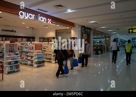 Badung, Bali, octobre 06 2020: L'atmosphère de la boutique Guardian dans la zone de départ de l'aéroport international I Gusti Ngurah Rai, Bali, vu passager Banque D'Images