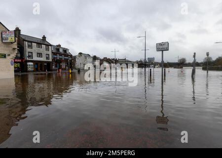 Routes inondées à Whitesands, Dumfries. Un avertissement météorologique ambre de fortes pluies a été émis pour une partie de l'Écosse, alors que le met Office a déclaré que le cyclone mortel qui a provoqué une chute de température aux États-Unis provoque maintenant des conditions météorologiques humides et venteuses au Royaume-Uni. Date de la photo: Vendredi 30 décembre 2022. Banque D'Images