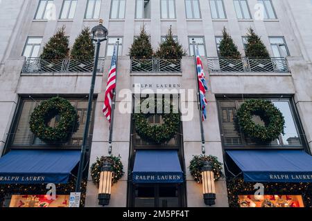 Londres, Royaume-Uni - 26 décembre 2022: Décoration de Noël à l'extérieur du magasin Ralph Lauren sur New Bond Street, une des rues les plus célèbres pour le luxe Banque D'Images