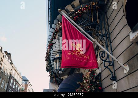 Londres, Royaume-Uni - 26 décembre 2022 : drapeau nommé sur un poteau près de l'entrée du Ritz, l'hôtel le plus emblématique de Londres. Banque D'Images