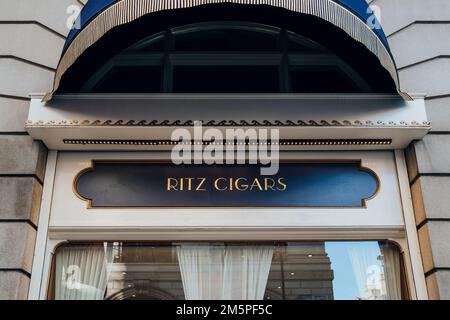 Londres, Royaume-Uni - 26 décembre 2022: Panneau devant Ritz cigares, un luxueux salon de cigares intérieur à Londres avec une sélection prestigieuse vendue dans son c premium Banque D'Images