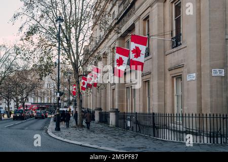 Londres, Royaume-Uni - 26 décembre 2022 : drapeaux canadiens sur la maison du Canada à Charing Cross, Londres. L'édifice abrite des bureaux du Haut-commissariat du Canada Banque D'Images