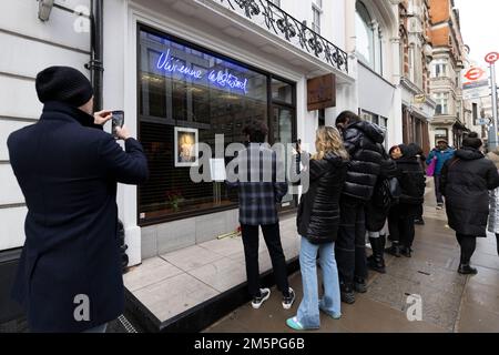 Les gens regardent un hommage à la boutique phare de Vivienne Westwood à Londres, le couturier est décédé à l'âge de 81 ans. Date de la photo: Vendredi 30 décembre 2022. Banque D'Images