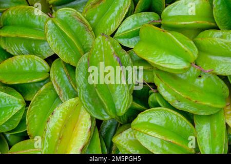 La carambola, également connue sous le nom de fruit étoilé, est le fruit d'Averrhoa carambola, une espèce d'arbre originaire de l'Asie du Sud-est. Marché CAN Cau au Vietnam. Banque D'Images