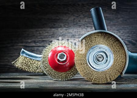 meuleuse d'angle avec jeu de brosses abrasives Banque D'Images