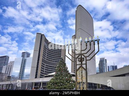 Toronto, Canada - décembre 2022 : les décorations des fêtes devant l'hôtel de ville de Toronto reflètent différentes confessions, y compris un arbre de Noël et un Chanuka Banque D'Images