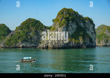 Cat Ba, Vietnam - 21 décembre 2022 : un bateau de pêche dans la baie de LAN Ha à Cat Ba, Vietnam. Banque D'Images