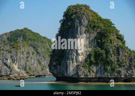 Cat Ba, Vietnam - 21 décembre 2022 : un bateau de pêche dans la baie de LAN Ha à Cat Ba, Vietnam. Banque D'Images