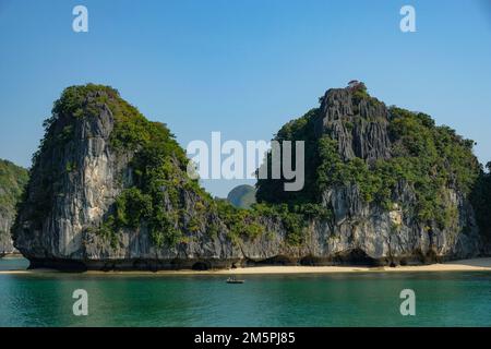 Cat Ba, Vietnam - 21 décembre 2022 : un bateau de pêche dans la baie de LAN Ha à Cat Ba, Vietnam. Banque D'Images