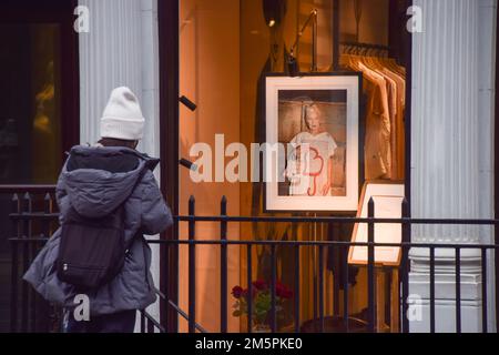 30 décembre 2022, Londres, Angleterre, Royaume-Uni : une personne lit l'hommage rendu au magasin phare de Vivienne Westwood à conduit Street, Mayfair, alors que le designer de mode et l'icône punk sont morts à l'âge de 81 ans. (Image de crédit : © Vuk Valcic/ZUMA Press Wire) Banque D'Images