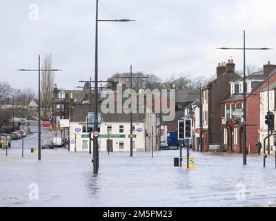 Routes inondées à Whitesands, Dumfries. Un avertissement météorologique ambre de fortes pluies a été émis pour une partie de l'Écosse, alors que le met Office a déclaré que le cyclone mortel qui a provoqué une chute de température aux États-Unis provoque maintenant des conditions météorologiques humides et venteuses au Royaume-Uni. Date de la photo: Vendredi 30 décembre 2022. Banque D'Images