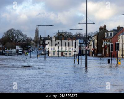 Routes inondées à Whitesands, Dumfries. Un avertissement météorologique ambre de fortes pluies a été émis pour une partie de l'Écosse, alors que le met Office a déclaré que le cyclone mortel qui a provoqué une chute de température aux États-Unis provoque maintenant des conditions météorologiques humides et venteuses au Royaume-Uni. Date de la photo: Vendredi 30 décembre 2022. Banque D'Images