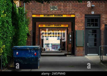 Berlin, Allemagne - 25 juin 2022: Höfe am Osthafen, cour industrielle à l'est de Berlin avec murs de briques Banque D'Images