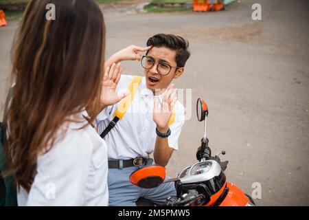 Homme étudiant en lunettes peur quand menacé par une fille Banque D'Images