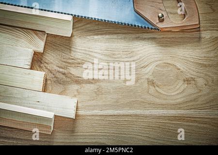 Composition de planches de bois de scie à main sur le concept de construction de panneaux de bois. Banque D'Images